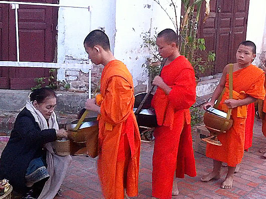 blog-monks-luang-prabang