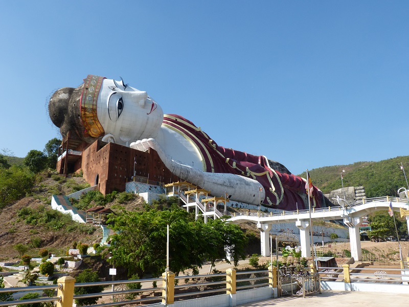 Win Sein Taw Ya the giant reclining Buddha